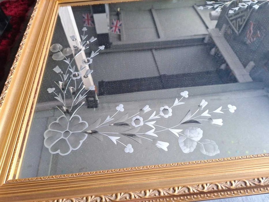 Espelho de parede grande com moldura dourada e padrão de flores