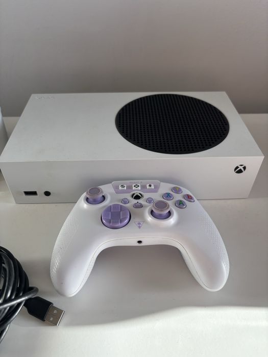 Xbox Series S + pad + stacja ladujaca z akumulatorem