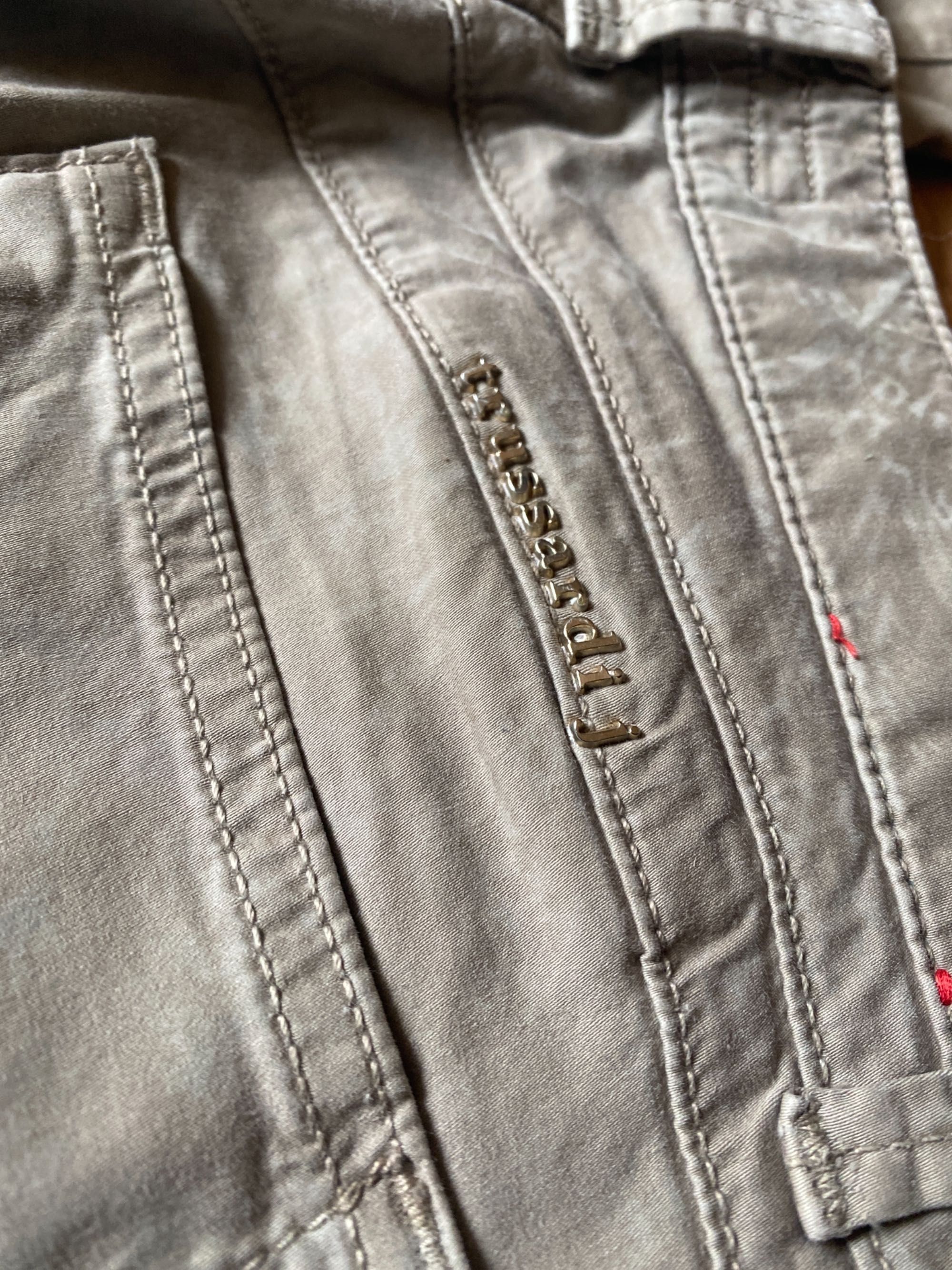 Beżowe spodnie Trussardi Jeans 28 wzór deseń