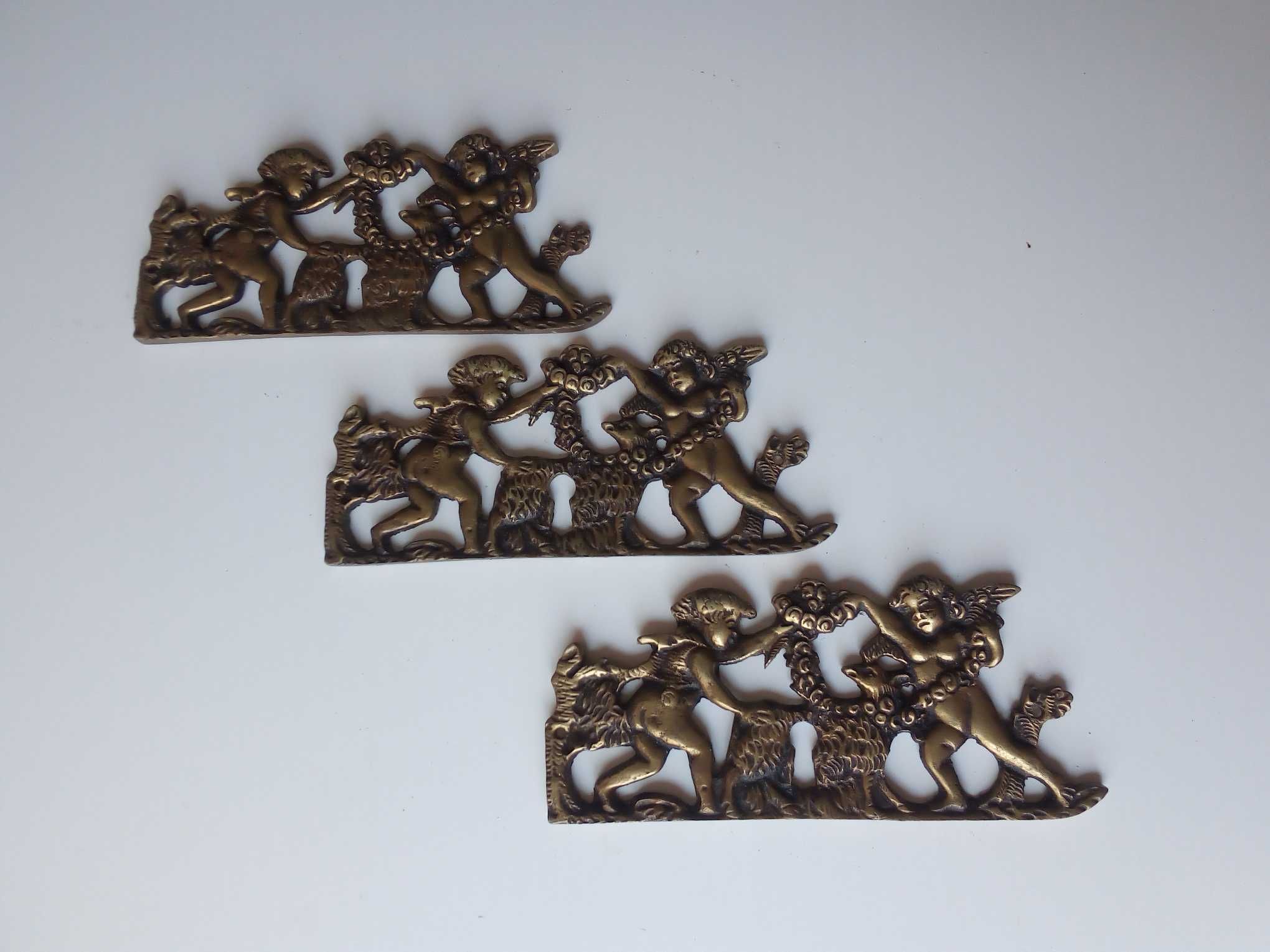 Puxadores e apliques decorativos para móvel, em latão