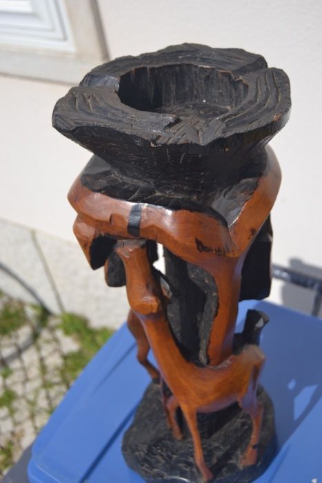 Cinzeiro alto em madeira trabalhada Angolano