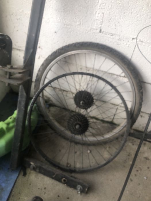 Quadros de bicicleta e rodas traseiras