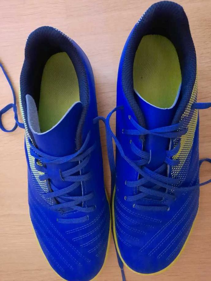 Buty sportowe do piłki nożnej Kipsta r. 38, wkładka 24 cm