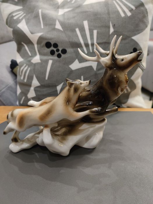 Figura porcelanowa jeleń z wilkiem Royal Dux  Czechoslovakia