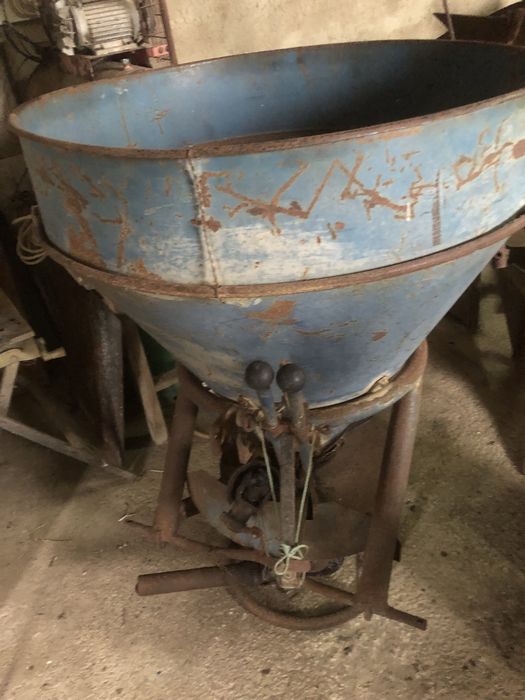 Vendo adubador ou semeador de funil com alguns anos mas todo restaurad