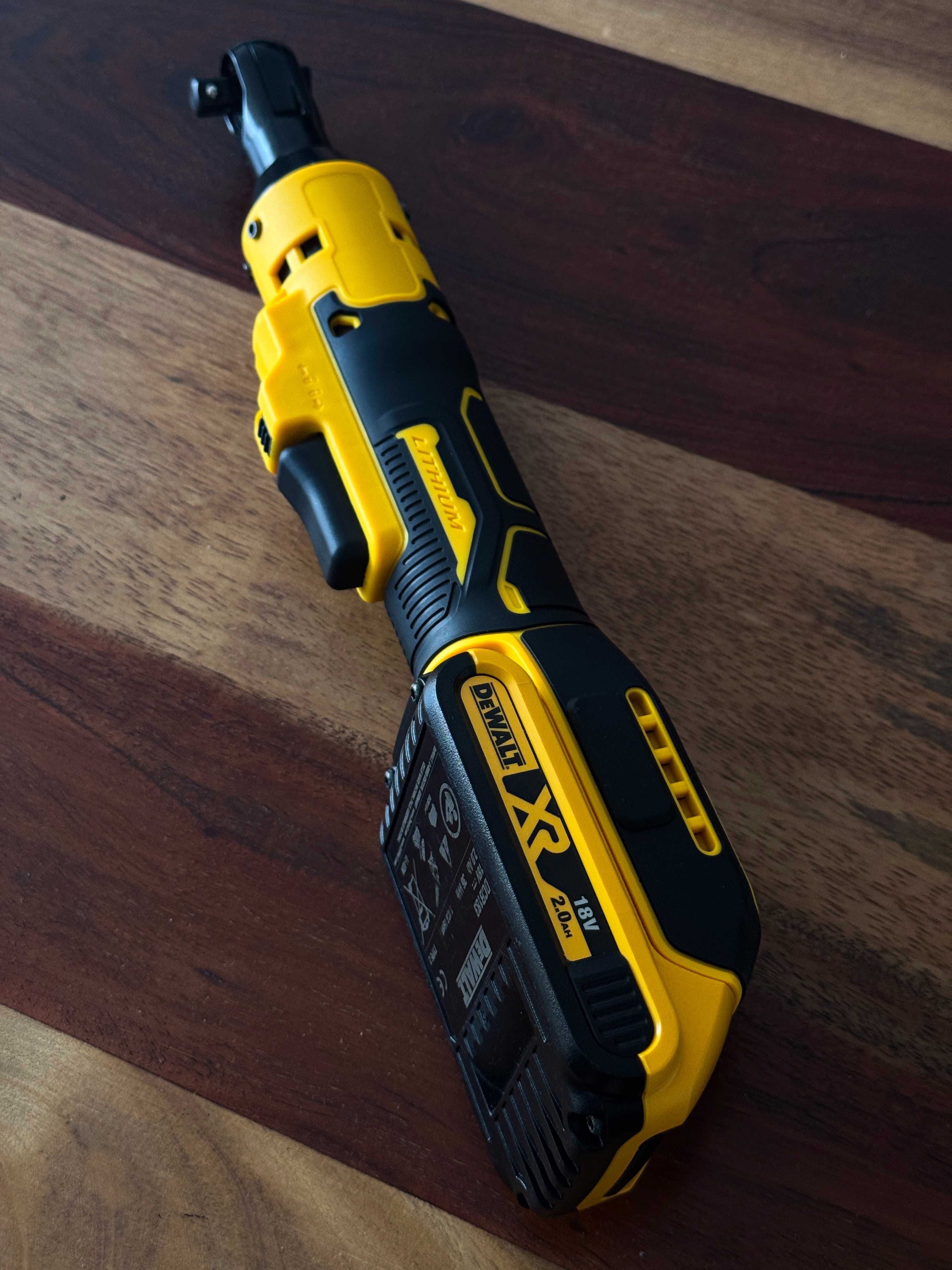 Automatyczny klucz grzechotka 3/8 na baterie dewalt xr z latarką