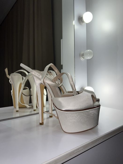 Атласні босоніжки на високих підборах з платформою та ремінцем 34р