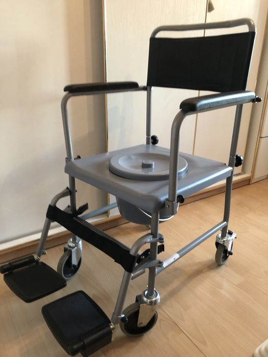Крісло колісне з санітарним обладнанням