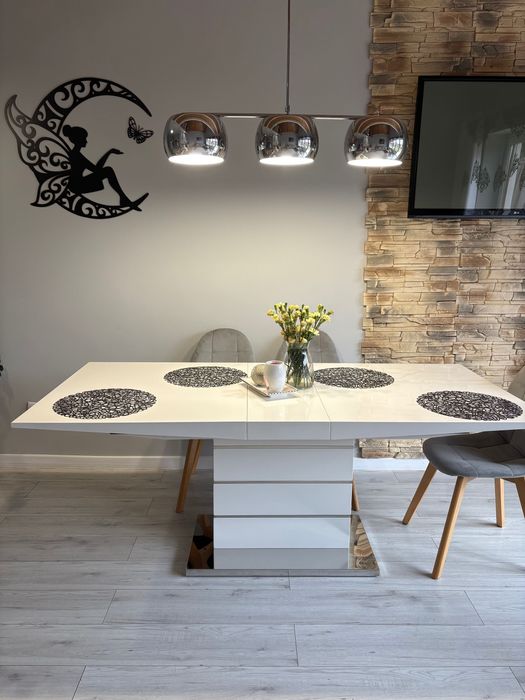 Stół do salonu biały