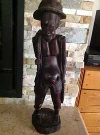 Estatueta Africana de idoso, com 53 cm. madeira muito pesada