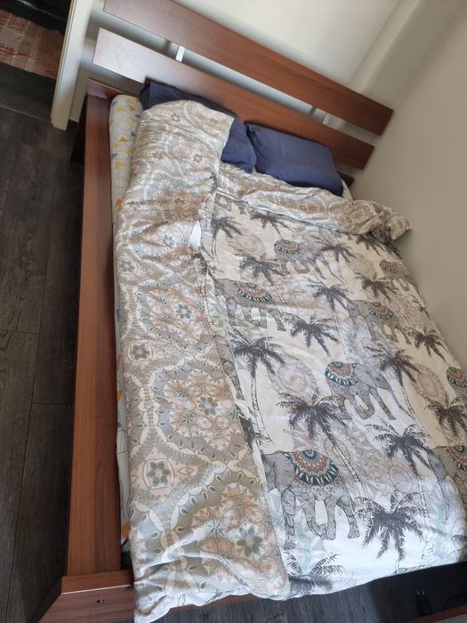Mobília de quarto com umas marcas ou outras