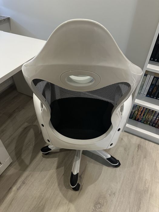 Krzesło biurowe iCHAIR - czarno-białe, wygodne i regulowane