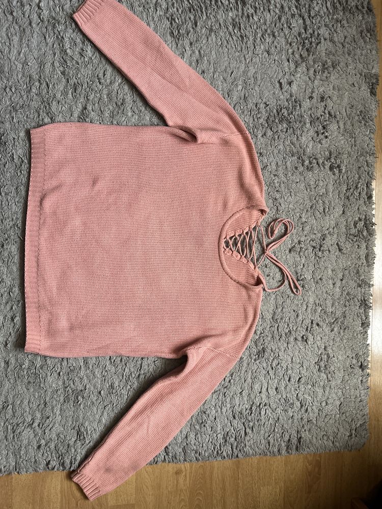 Sweter z ozdobnymi plecami