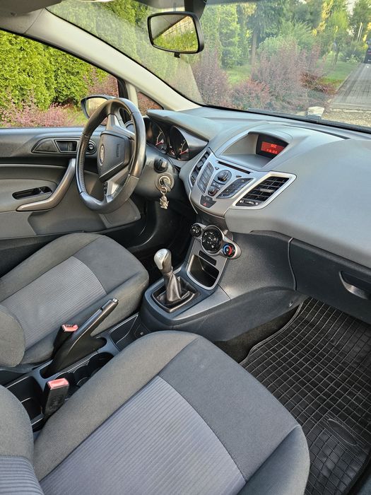 Ford fiesta mk7  1,25  czarny metalik ,klima , elektryka