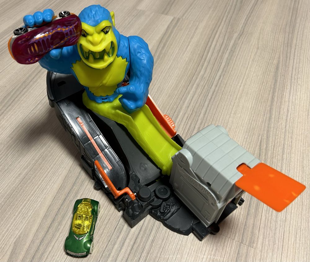 Игровой набор Хот Вилс Атака ядовитой гориллы Hot Wheels