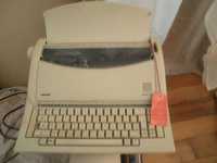 Máquina de escrever com décadas mas a funcionar