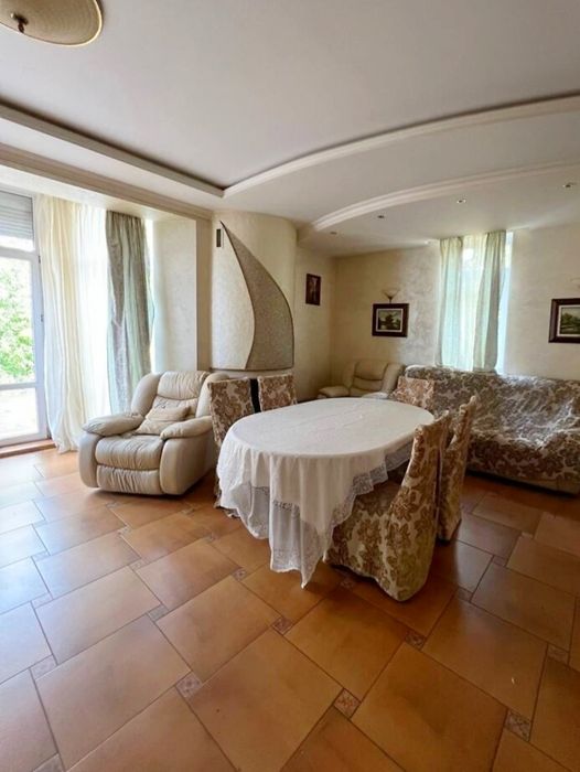 615 Будинок біля Дніпра подобово з озером