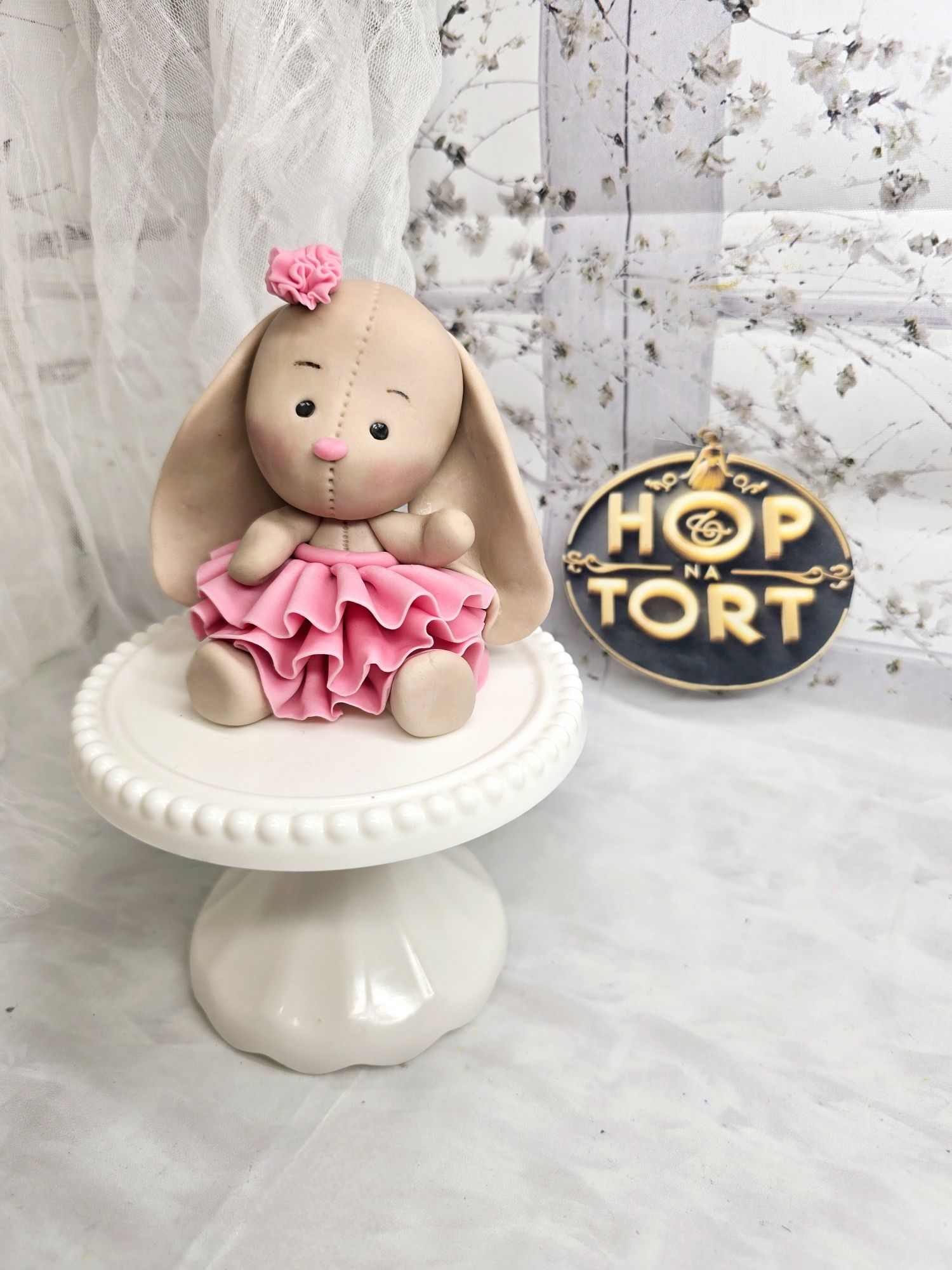 Króliczek z kwiatkami z masy cukrowej figurka na tort zajączek misiu