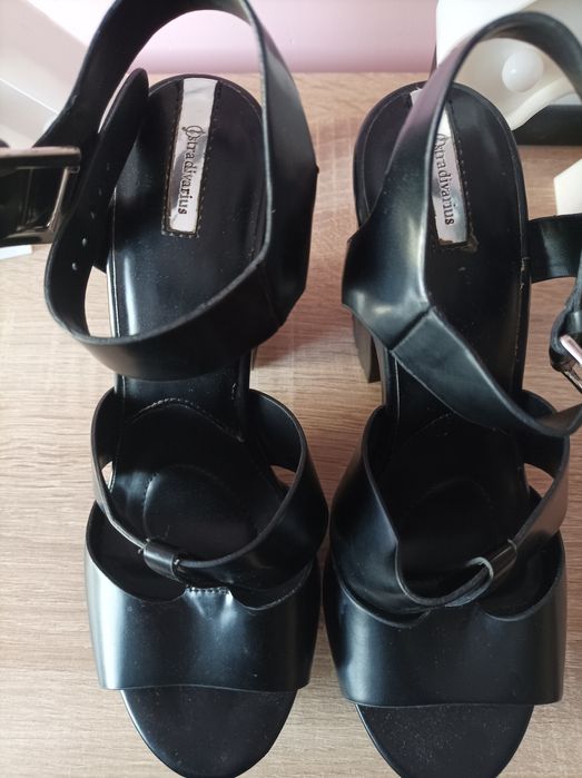 Stradivarius 37 sandały na koturnie