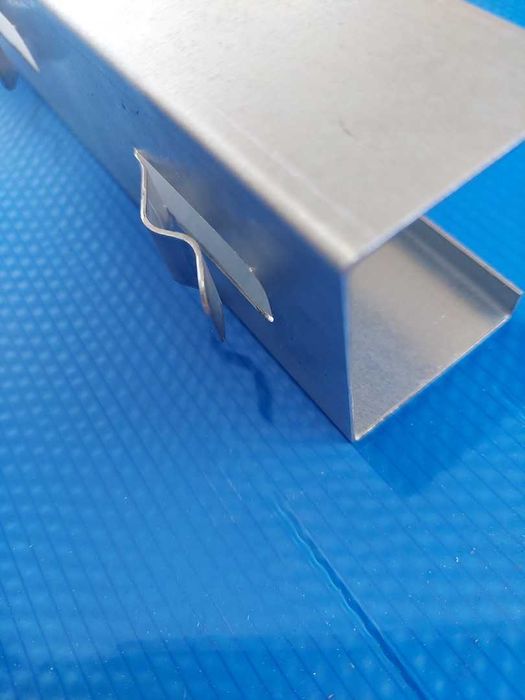 Słupki ogrodzeniowe do siatki leśnej, gospodarczej, paneli