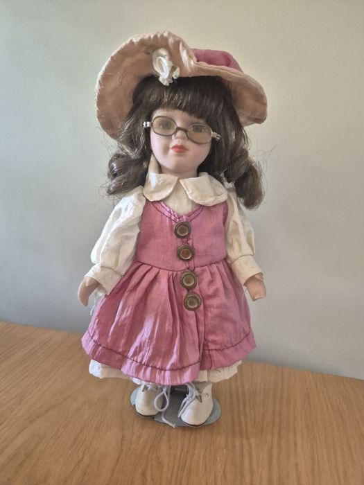 Lalka porcelanowa w różowej sukience