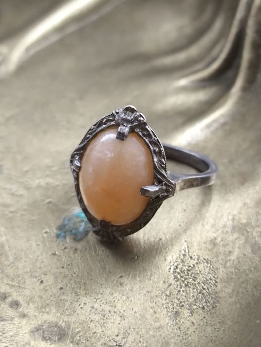 Stary srebrny pierścionek z miodowym oczkiem . Vintage