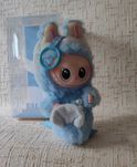 LABUBU Серия «Прятки»– Подвеска в виде плюшевой куклы Blue Bunny.