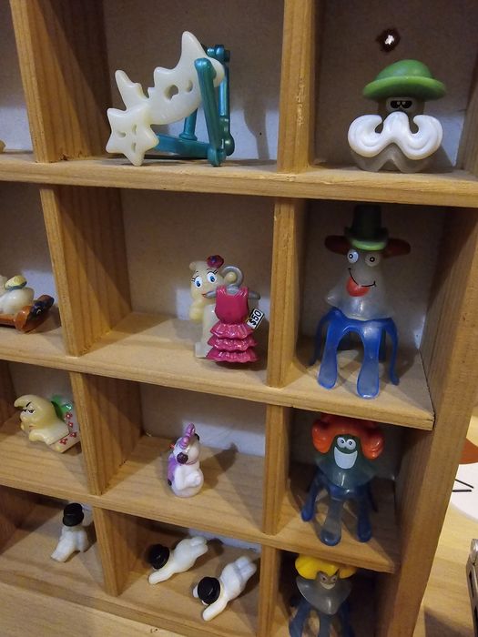 Półka z Kinder niespodziankami 2 szt duszki, robaczki, smoki