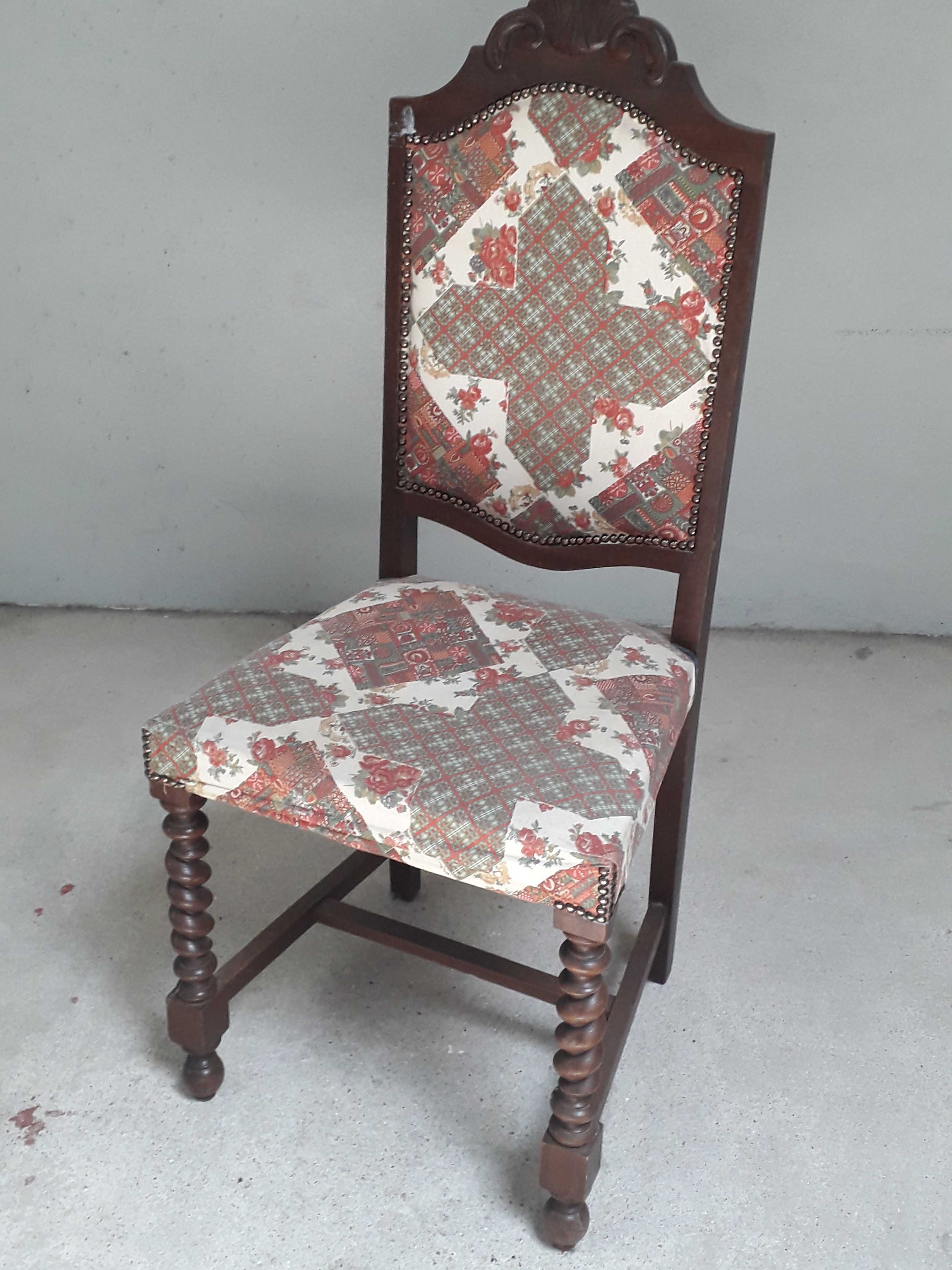 Antiga cadeira em madeira forrada a tecido