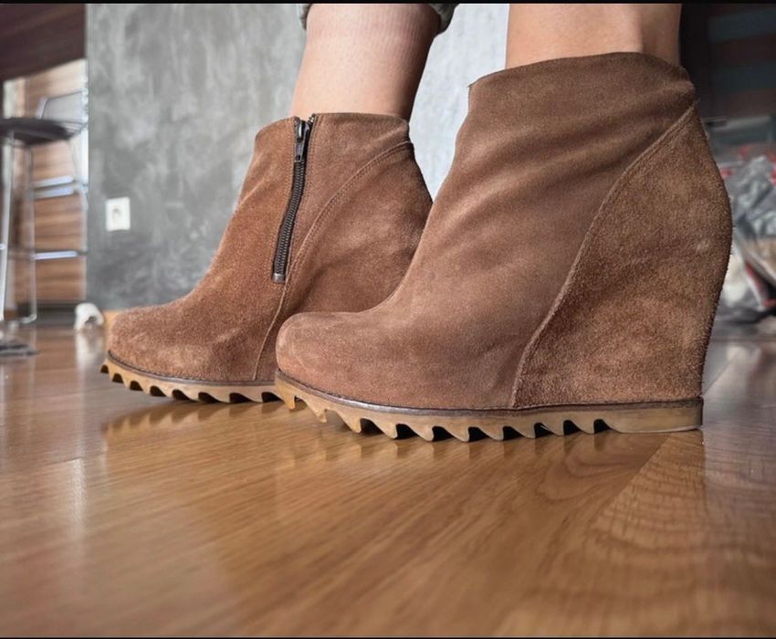 Zamszowe botki na koturnie