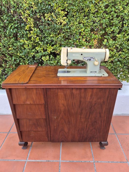 Móvel antigo de máquina de costura