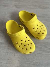 Яскраві шльопанці Crocs