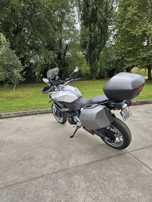 BMW F900XR Branca + pack de equipamento