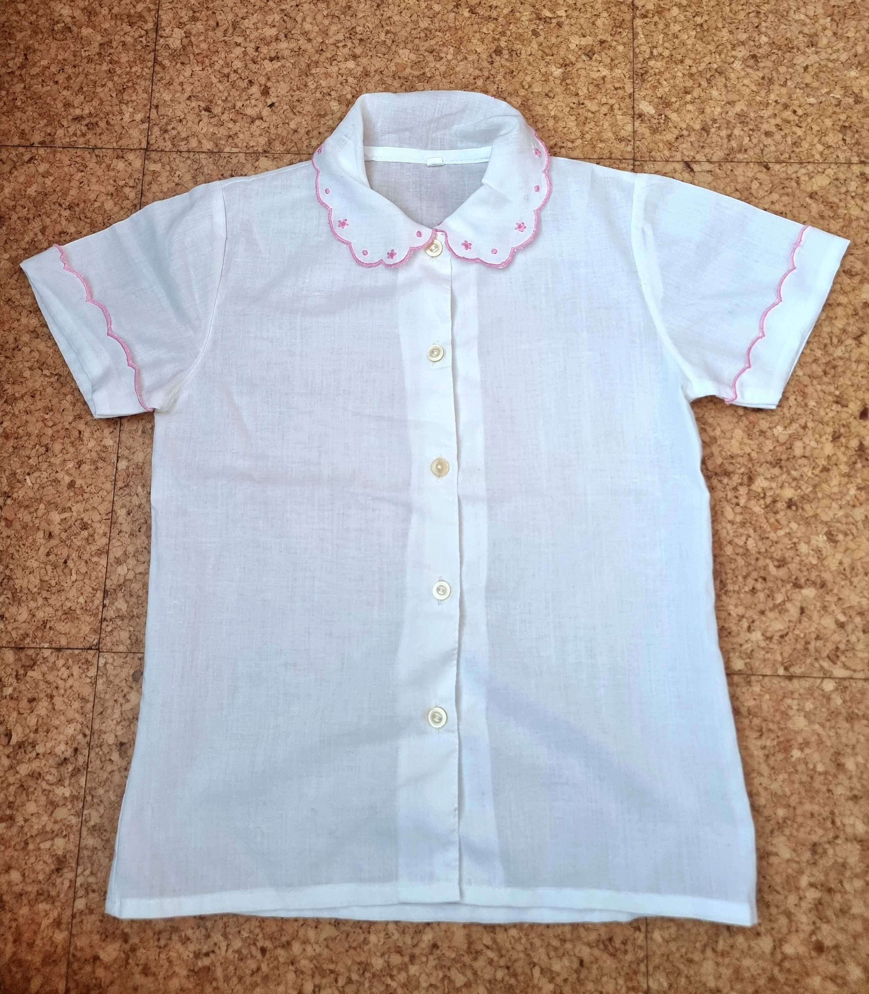 Camisa de manga curta branca com detalhes rosa, 3 anos