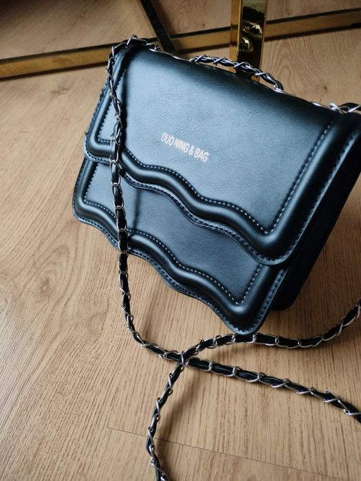 Nowa torebka czarna ekoskóra, listonoszka na łańcuszku, mała, eleganck