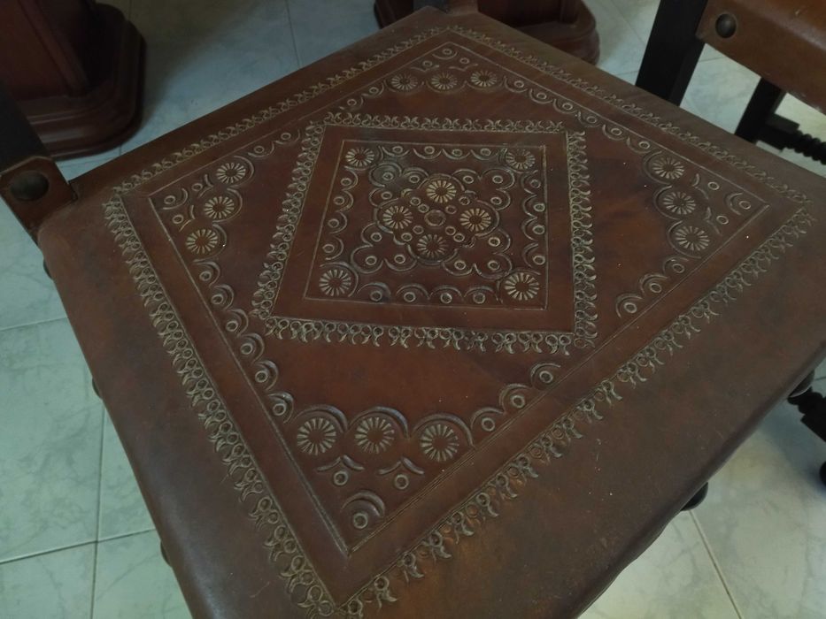 Cadeiras em madeira e couro