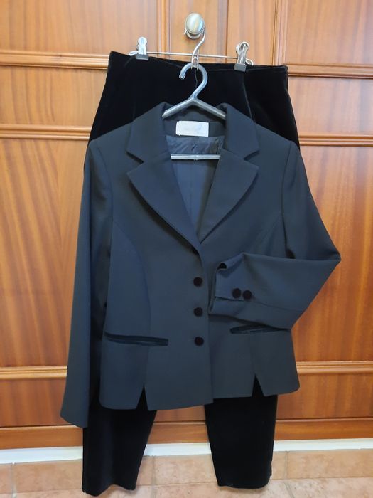 Fato casaco/calca com  blusa incluída. O fato é  super elegante