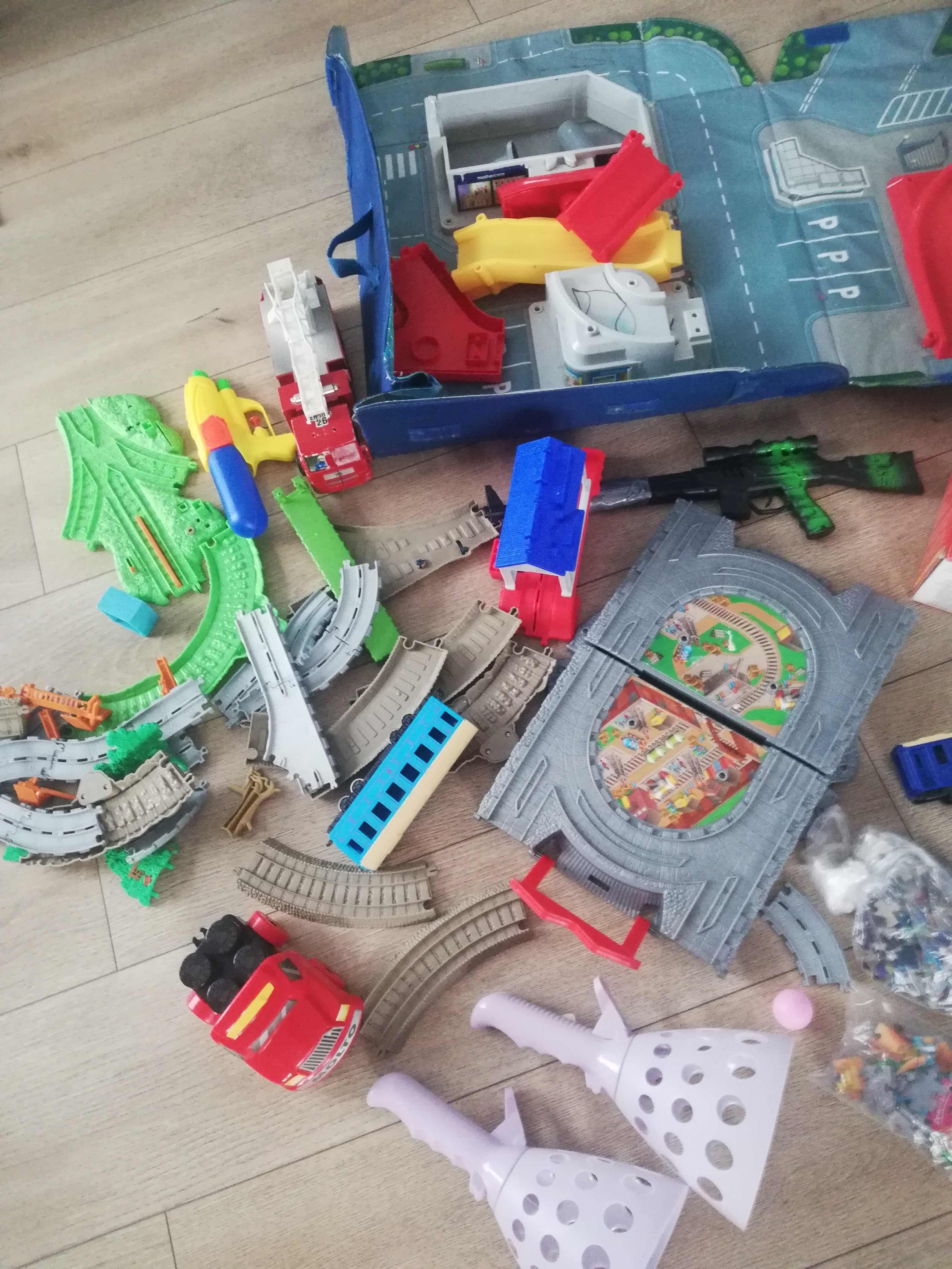 Duży zestaw zabawek dla chłopca, klocki, tory, mata samochodowa,