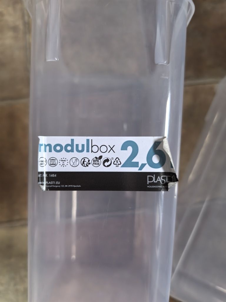 Dwa plastikowe pojemniki *