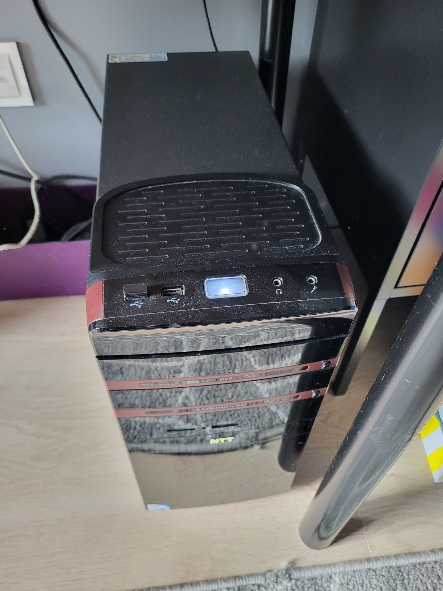 Komputer firmy NTT plus monitor firmy Samsung
