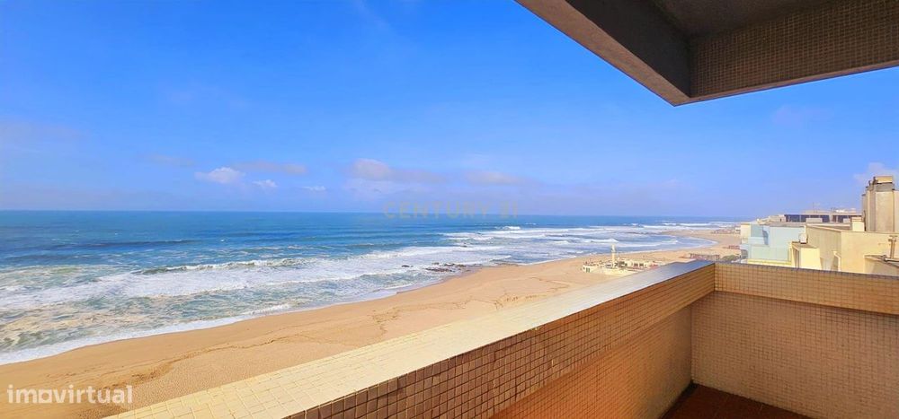 Apartamento com três quartos em Primeira Linha de Mar