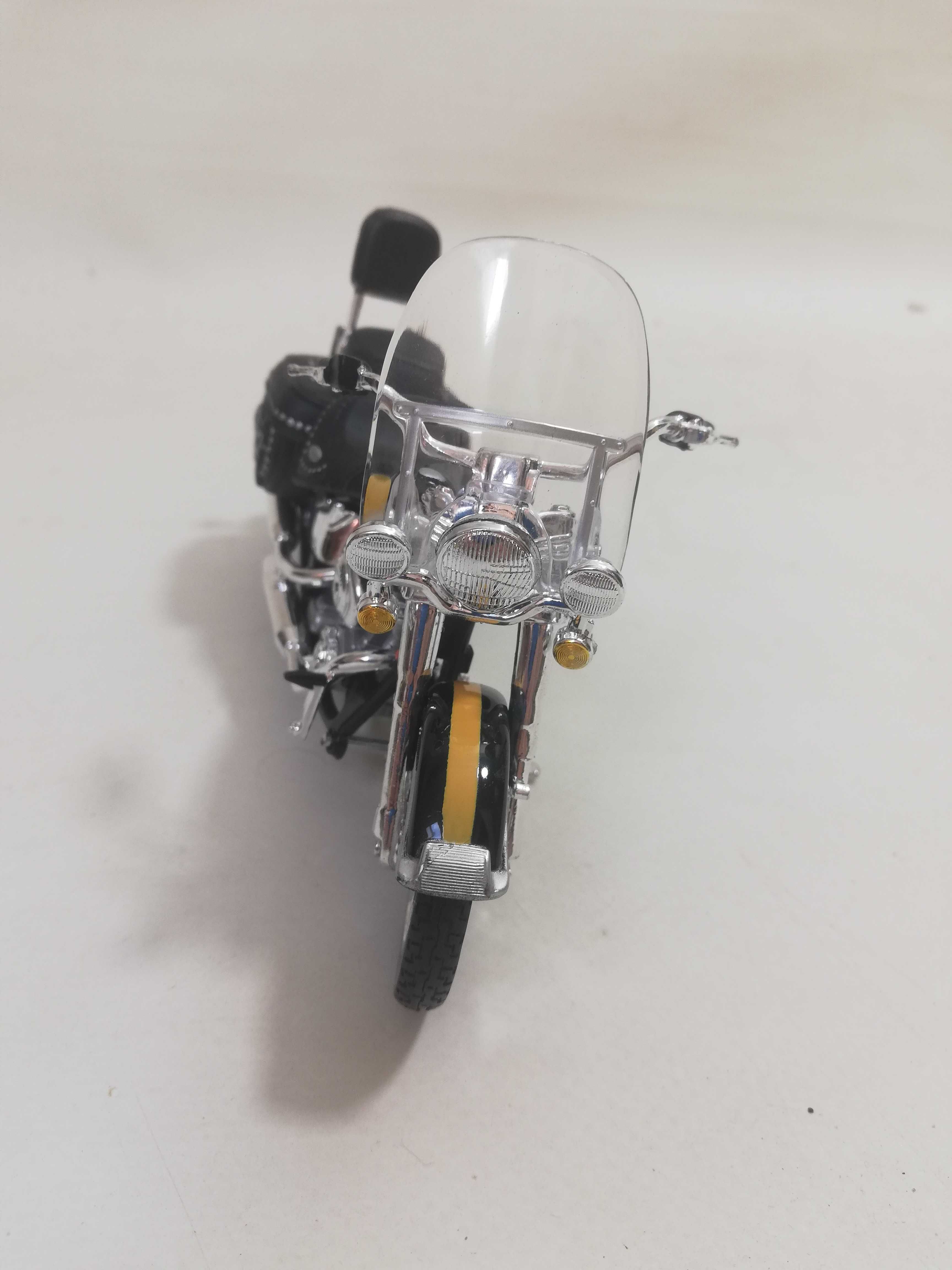 Maisto Harley Davidson 2000 FLSTC