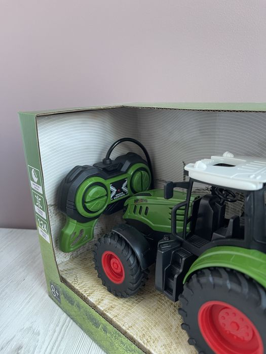 Трактор на радіокеруванні з причепом для перевезення деревини