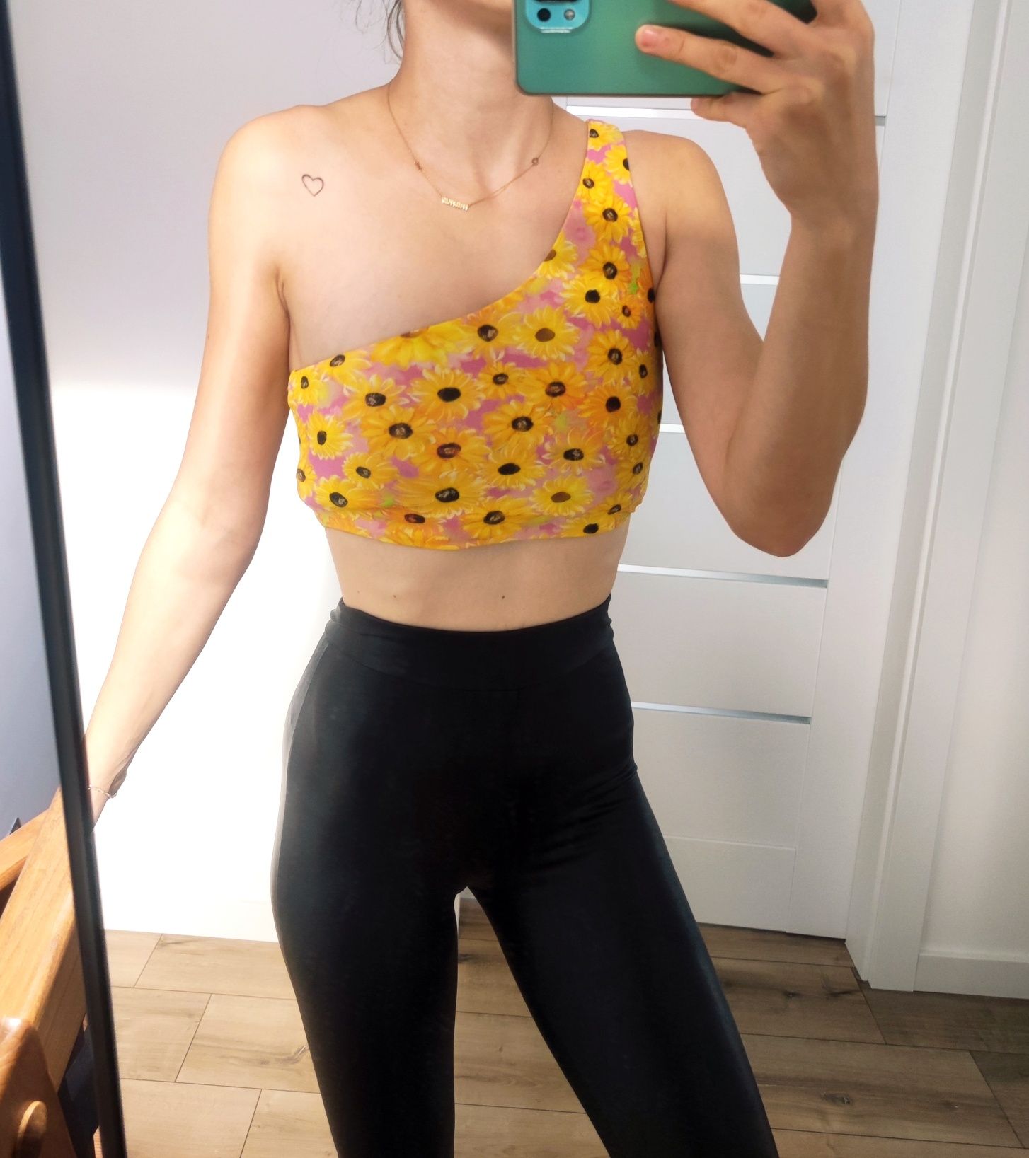 Top crop piękny kwiaty na jedno ramię Zara jak nowy
