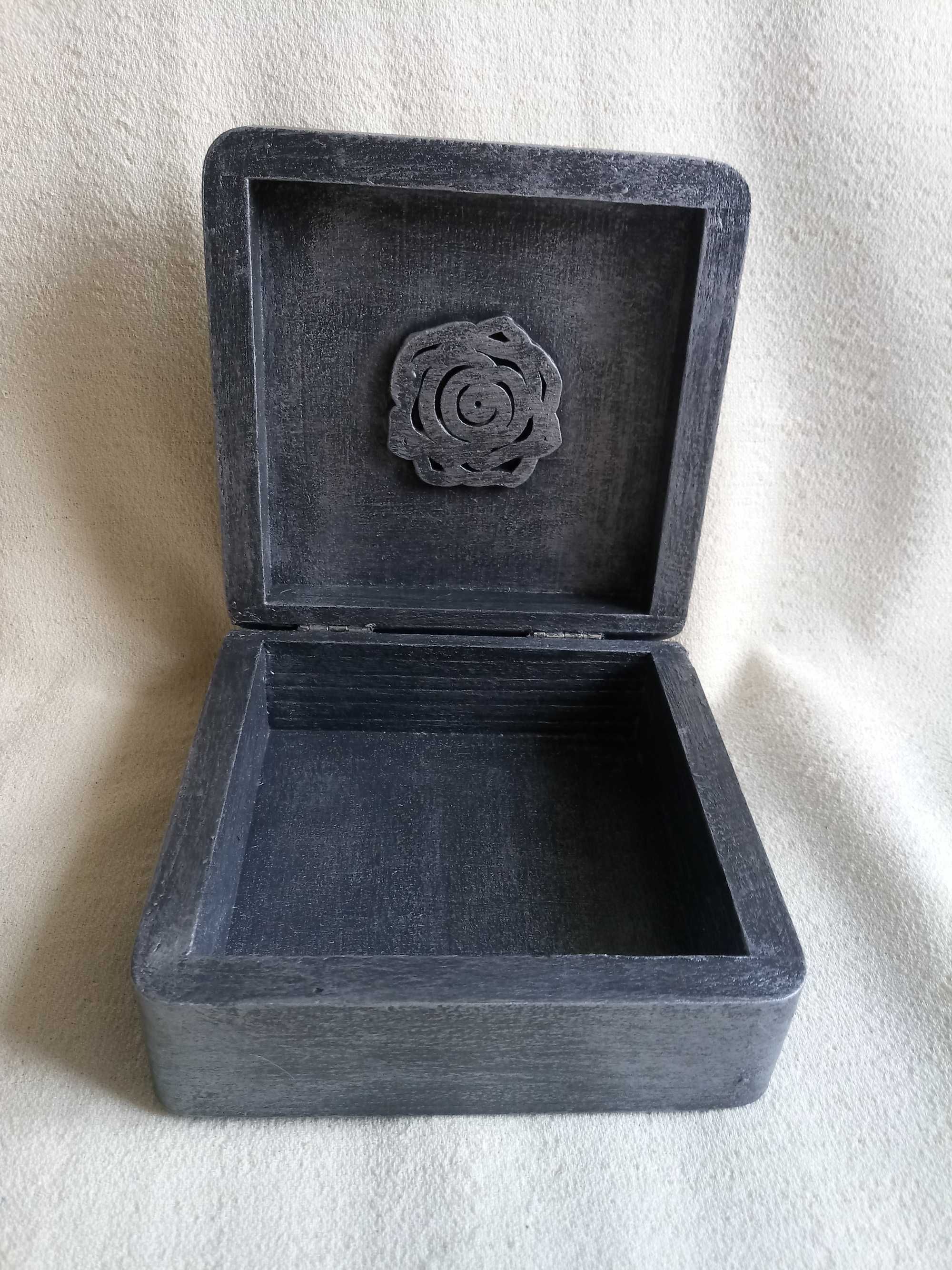 Srebrno-szara szkatułka, pudełko na biżuterię, efekt metalu, róża