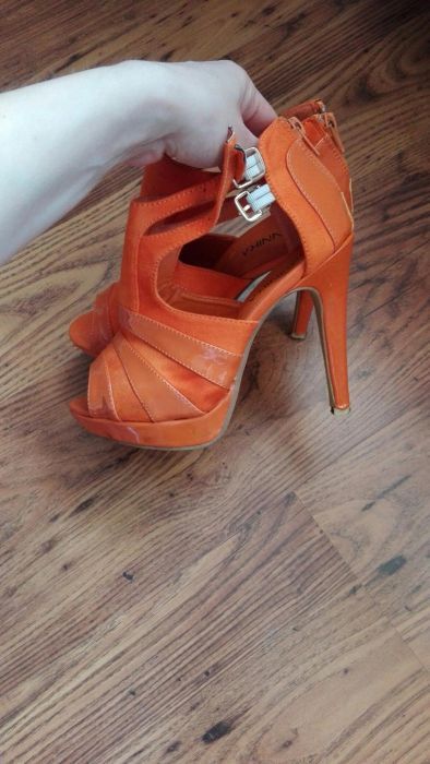 Rude/pomarańczowe szpilki sandały