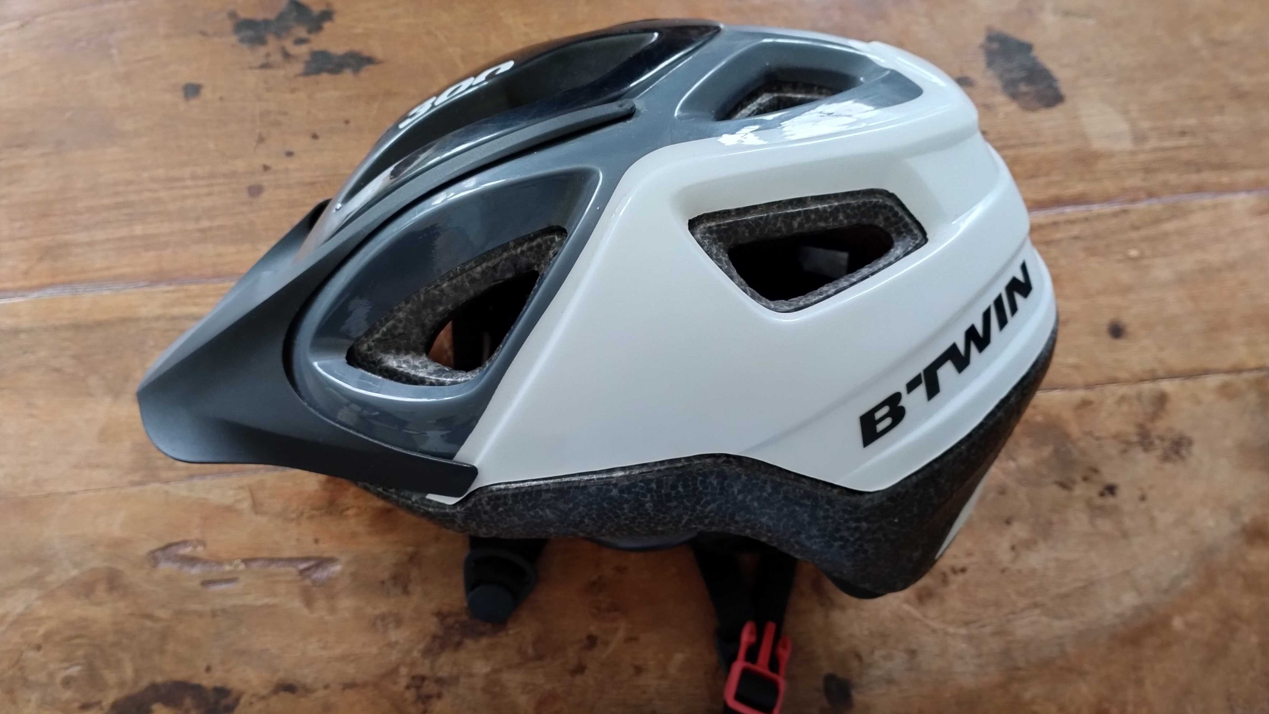 Capacete ajustável