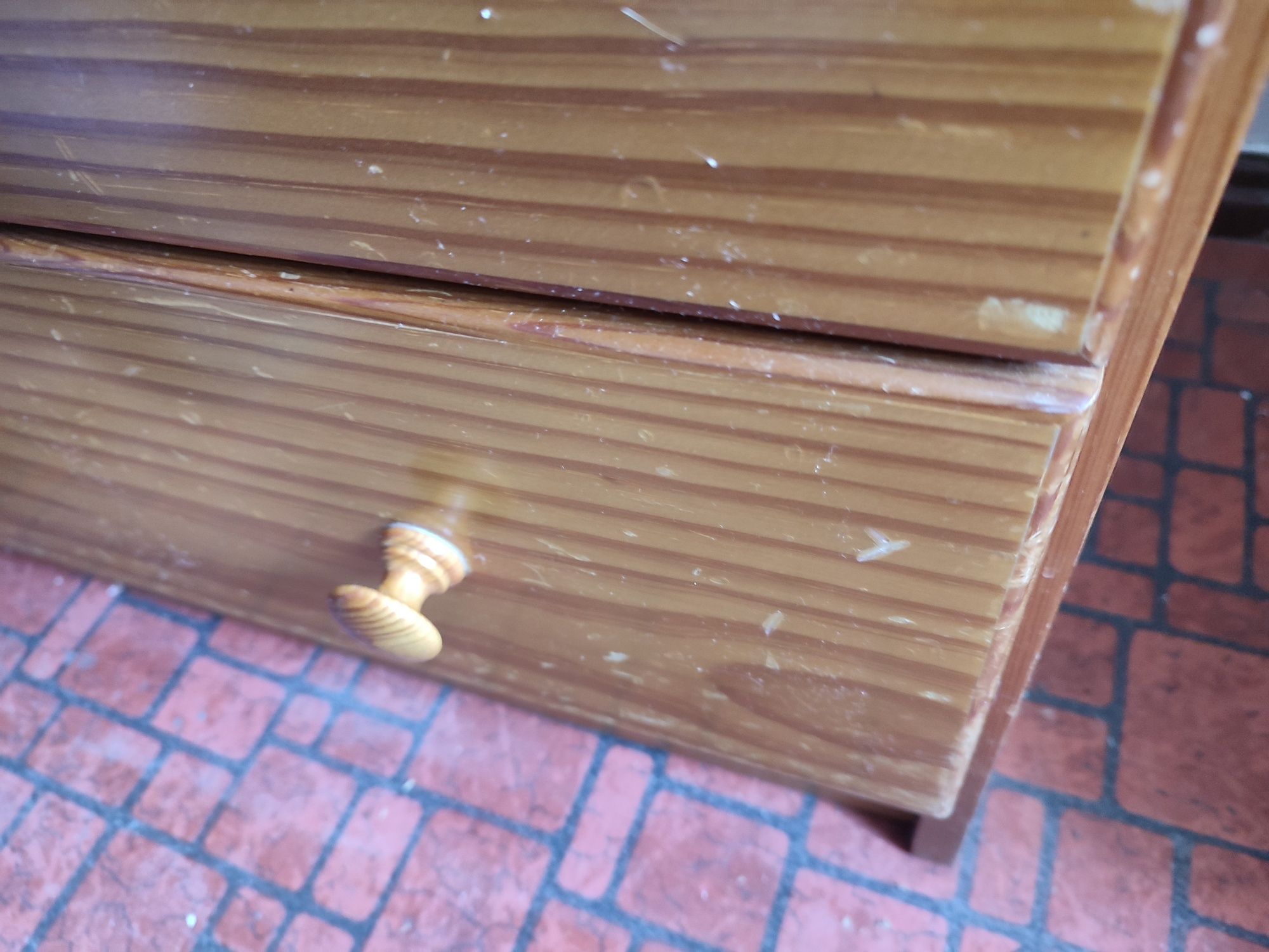 Cómoda em pinho para restaurar