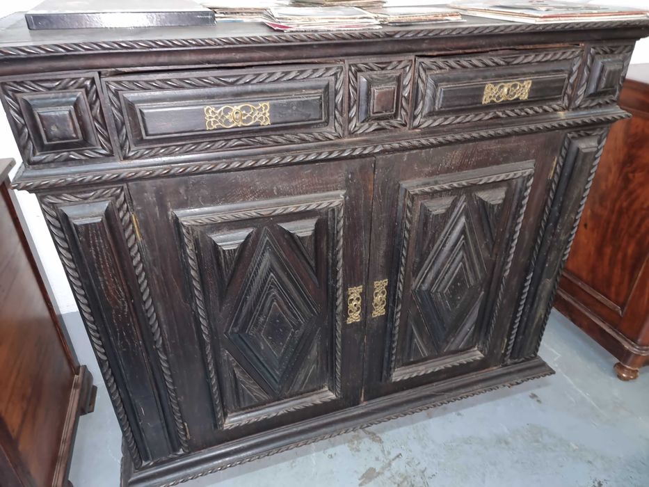 Movel aparador sec. Xvii/ xviii em castanho