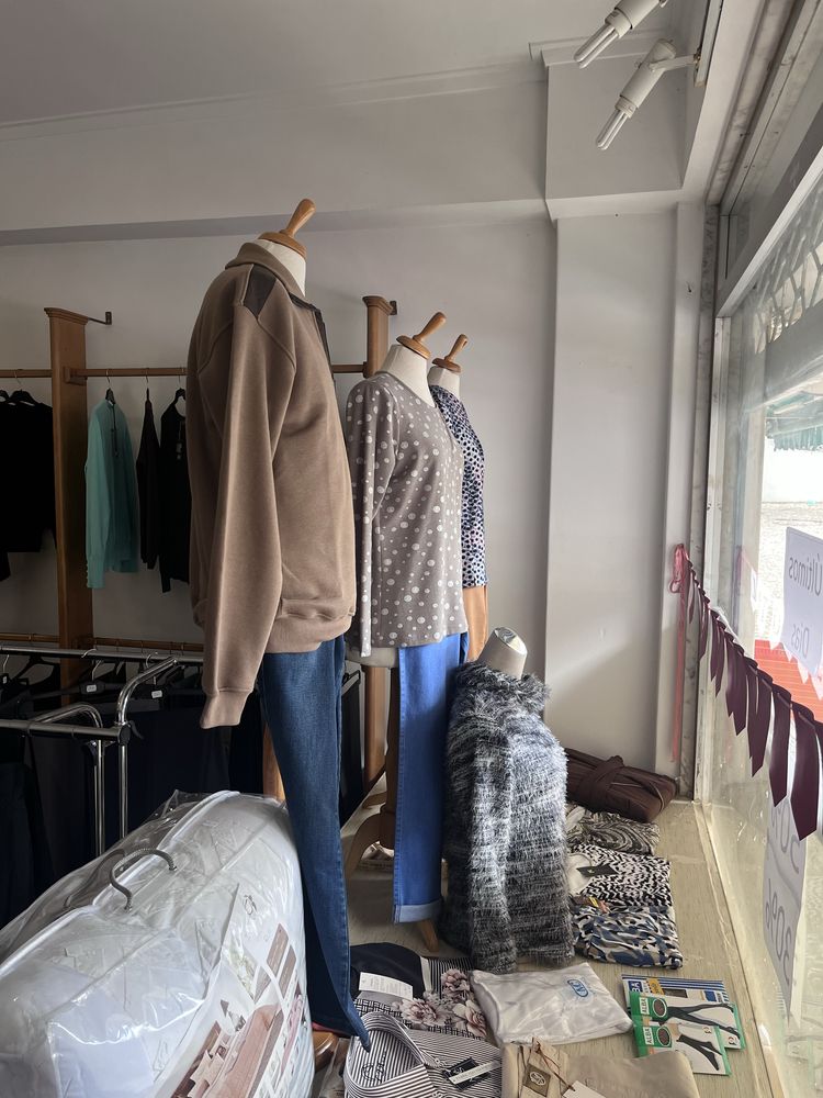 Conjunto completo de mobiliário de loja de roupa - já desmontado.